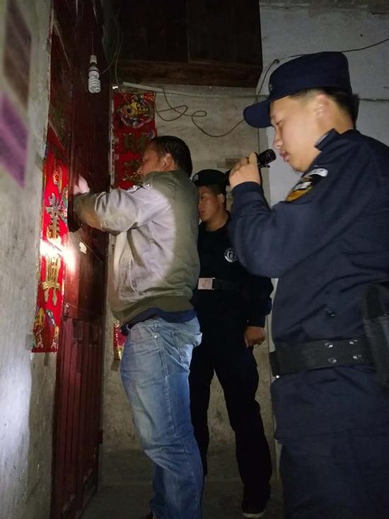 常州粗心妈妈误将幼女锁家中 